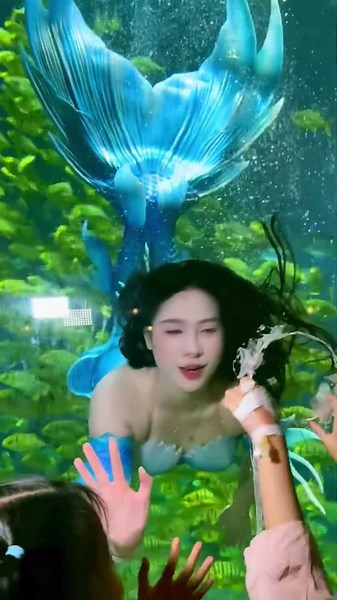 Girl Turns Into Real Mermaid in Aquarium! 🧜‍♀️