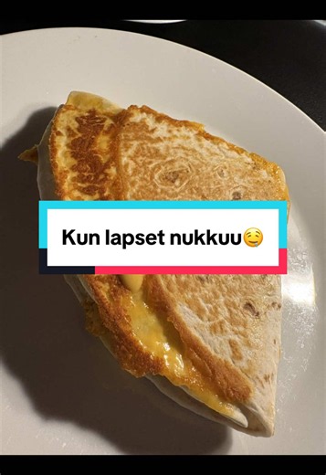 Kun lapset on saatu nukkumaan, alkaa meidän herkkuhetki. 🤤🍿 Tämä on yksi meidän lemppari-iltapaloista Netflixin ääreen. Helppo, nopea ja aivan liian hyvää. Tallenna reseptin ja testaa! Kerro kommenteissa, mitä teillä herkutellaan iltaisin! Näihin tarvitset: Isoja tortilla lättyjä Kanan fileesuikaleita Crispy chicken mausteseos Avokado Creme fraiche Punasipuli Chipotle chili majoneesi Jalapeno cheddar Koskenlaskija Valmista ensin kanan fileesuikaleet mausteseospussin ohjeen mukaan (ei näy video