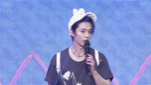 💌 Discurso final de Lee Know para el 6to Fanmeeting [D2]🐰: Hola, hola! Este es Know. Se divirtieron? Qué bueno~ Gracias! (Finge terminar el discurso).. Es broma.. Ya pasamos la mitad de un total de 4 presentaciones y está siendo muy divertido. Aunque ya tengo 29 años, es muy divertido poder actuar de forma inmadura aquí. Aquí, si pierdo jugando piedra, papel o tijera y hago berrinche haciendo 'uuu', nadie me dice nada; si hago contacto visual con alguien y empiezo a actuar así a lo loco, nadie