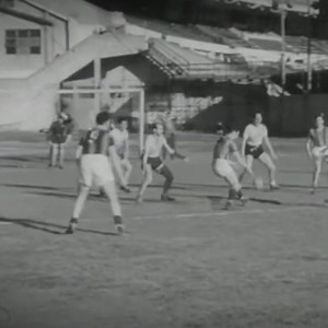Have you ever seen how field handball looked like? 😏 We present you some great footage from 1954 in Argentina 🇦🇷: River Plate vs San Lorenzo 📽️ Museo River | International Handball Federation