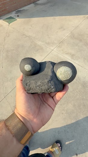 ❇️Mineral: Pyrite Concretions in Black Shale ❇️Large Cabinet LWD: 14 x 9 x 8 cm XL Pyrite: 5.5 x 5 x 5 cm Weight: 1.423 kg ❇️Locality: Hubei, China. ❇️Description: A unique specimen featuring sparkling, sharp, metallic pyrite crystals arranged in concentric rings on a spherical shale matrix. The formation displays perfect symmetry, with golden pyrite “eyes” contrasting beautifully against the dark black shale. Its sculptural and life-like appearance evokes the image of an owl or ancient guardian