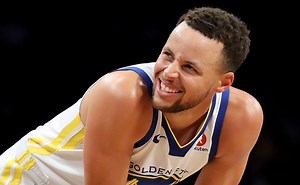 Stephen Curry 攻下本季新高39分，外加11籃板7助攻3抄截，不過他在第四節最後3分鐘犯滿畢業，大幅領先的勇士在下半場遭到Allen Crabbe 和Spencer Dinwiddie的強力追擊，最後以118比111驚險勝出。 勇士籃網之戰 攻守數據 https://goo.gl/gGWF7U | NBA Taiwan