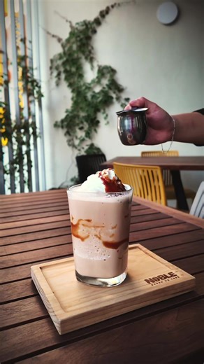 Un clásico reinventado. Frappe de 3 Cajetas de Celaya, elaborado con Cajetas Salgado y coronado con un delicado shot de espresso. Simplemente irresistible. #frappe #cajeta #noble #queretaro