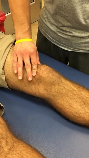 La manœuvre de Zohlen ! 🔍 Elle recherche la douleur provoquée par la compression de la rotule sur la trochlée fémorale lors de la contraction du quadriceps. Ce test est typique du syndrome fémoro-patellaire (ou syndrome rotulien) et peut aussi révéler une chondropathie rotulienne. #medicine #medicalstudent #diagnosis #medlife #health #anatomy #radiology #pathology #humanbody #hospital #doctor #medschool #medecine #sante #anatomie #corpshumain #hopital #docteur #edn | Tout savoir sur la Médecine