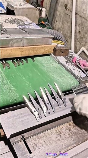 ハサミ工場の高速仕分け！流れてくる刃を美しく整列する職人技✂️⚙️