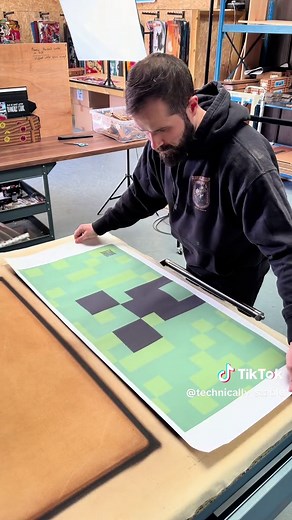 A click of the fingers and our Creeper mousepad is born!🔥
