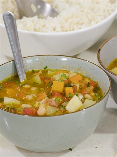 Sopa de frijoles blancos con cerdo — receta casera y cremosa