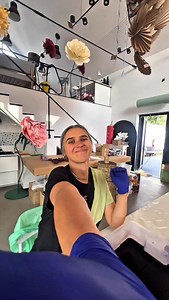 KOKO CARDBOARDS x VENOME Bój się i rób mówią! Pamiętam, jak po którejś nieprzespanej nocy, chciałam dzwonić do mojej przyjaciółki @ann_ka_s ,która prowadziła projekt dla @venome_official , że nie damy rady. Nie umiemy, nie wychodzi, nie zrobimy. Cieszę się, że się nie poddaliśmy. Wchodzenie w nowe, nieznane techniki, to zawsze ciekawe przeżycie, ale kiedy dochodzi do tego presja czasu i duże oczekiwania, bywa ciężko. Beton i styropian nie są tak wdzięczne i przyjemne w pracy jak papier, ale cies