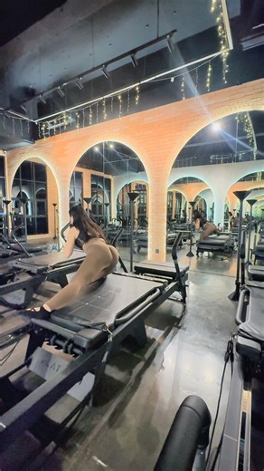 Salmafina Khairunnisa P.S. on Instagram: "Megaformer / Slow resistance training without trending audio! Endurance nya jelek, tapi form, alignment dan tempo masih bagus. Padahal sebelum ditinggal ke Kalimantan aku back to back 100 menit di megaformer, it was easy! Sekarang mulai dari 50 lagi. Gak dari 0 karena cuma endurance aja yang turun."