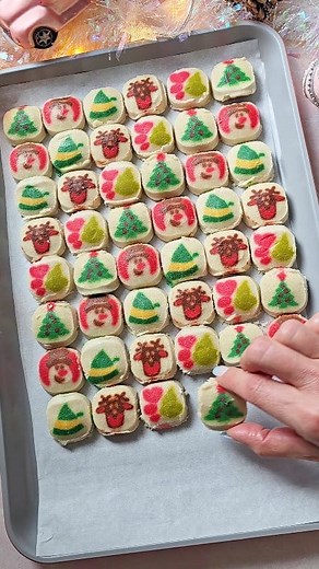 Christmas Cookie Bark 🍪🍫 Taking the chocolate bark to the next level 🎄⛄️🦌 Preheat oven to 325 F. Arrange the cookies on parchment paper lined baking sheet and bake on the middle rack for 12-15 minutes just until the outer edqes are set. Remove from the oven and immediately add the chocolate bars, set aside for 5 minutes or so. Chocolate will soften up and melt from the heat of the cookies. Lightly swirl the softened chocolate with chopstick, skewer or edge of small spatula. Add your desired 