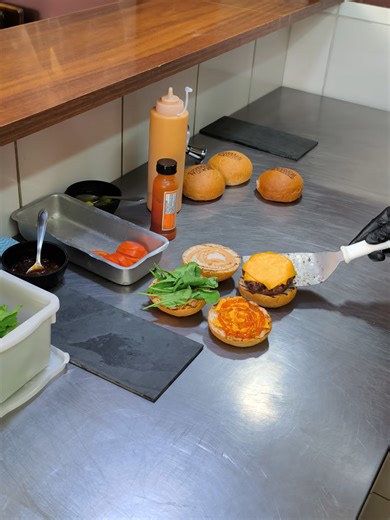 Aprenda como abrir uma hamburgueria do zero Criamos um curso em parceria com a @western , sem custo, para te ajudar a começar do jeito certo. Amanhã já sai a primeira parte desse curso incrível. #tremaque #restaurante #empreenda #ideiadenegocio #ganhedinheiro #empreendercompoucodinheiro #cursohamburguer #hamburgueria