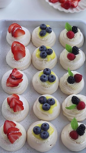 Delicious Mini Pavlovas: Choose Your Favorite Flavor!