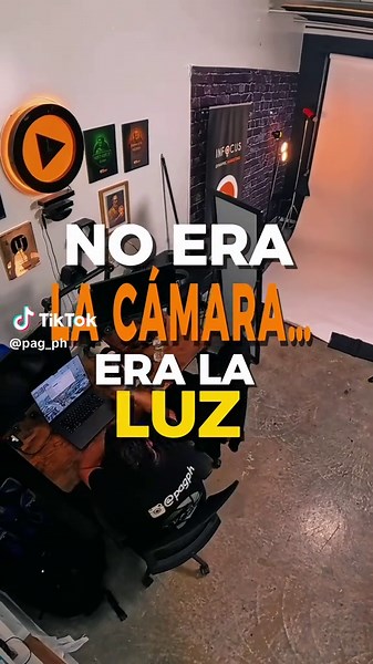 No era la cámara… era la luz. Durante mucho tiempo pensé que mis fotos no se veían mejor porque necesitaba una cámara más cara. Pero después de años trabajando en estudio entendí algo: La diferencia no estaba en la cámara. Estaba en cómo estaba usando la luz. Para fotografía, el flash me da mucho más control que la luz continua: puedo congelar movimiento, mantener el ISO bajo, lograr imágenes más limpias y decidir exactamente cómo quiero que se vea cada sombra. La luz continua sirve para video o