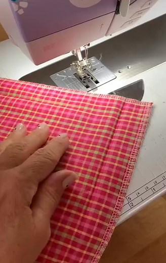 Video by JoeJuneandMae Perfect mitered corners... it works every time! A must-try tip for your next quilt project. 🧵✂️ #sewingtip #sewing #sewinghack #sewingforyoupage #sewingmachine #beginnersewing #coudre #inspirationeveryday #quilt #quilting | Amber Kappler