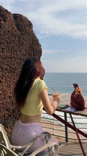 Tiani on Instagram: "👒💛 Outfit from: @savana #fyp #exploreeels #savana #savanasquad #summeruniform #summervibes☀️ #summerfit #trendingreels"