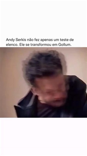 Fato Inacreditável on Instagram: "Ele não fez apenas um teste de elenco. Ele se perdeu dentro do personagem. Andy Serkis não “interpretou” Gollum… ele viveu Gollum. Antes das câmeras, antes dos efeitos visuais, antes de Hollywood entender o que estava acontecendo, havia um homem se contorcendo no chão, mudando a própria voz, o próprio corpo, a própria alma — só para provar que aquele personagem EXISTIA. Riram. Duvidaram. Chamaram de exagero. Mas quando o filme chegou às telas, o mundo inteiro en