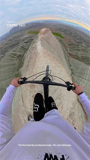 Riding the ridge, Osmo 360 pulls you into the moment. Immersive, intense—and don’t worry, no need to hold your breath. 🔄🌄 📹 Shot by @kadiribs #djiosmo #osmo360 #djiosmo360 #360camera #360videography #360capture #osmocreation #mtb #mountainbike #ridge #skill #bike