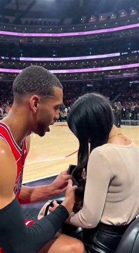 Emotional Courtside Proposal: Chicago Bulls Star Shocks Arena With Heartwarming “Will You Marry Me?”