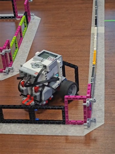 Retour en images sur notre animation robotique de ce samedi. 🤖 Au programme : des défis techniques, de la programmation et beaucoup de concentration pour nos participants. Une belle réussite collective. #Robotique #Animation #cyberespace #lego #rivedegier