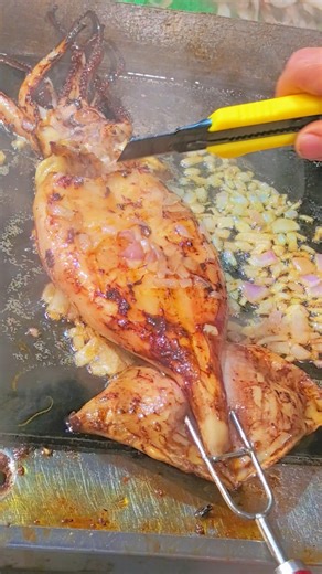 Yummy 😋 Grilled Squid 🦑 Garlic 🧄🤤 #viralreels #fbreels #reelsfb #foodreels #satisfyingvideo #streetchef #yummyfood #seafood #BBQ #satisfyingfood | CN Street Food