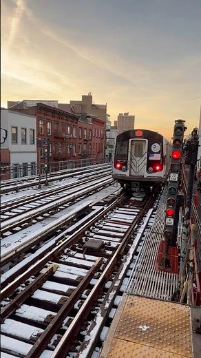 R143 (J) Train leaves Hewes Street in snow! [SB] #mta #train #jtrain #r143 #shorts