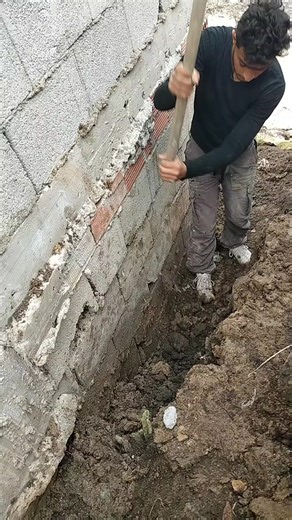 Manual Labor Techniques: Digging in Outdoor Settings