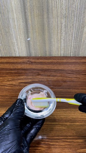 Whiten your teeth with banana peel and toothpaste | Recipes 4U