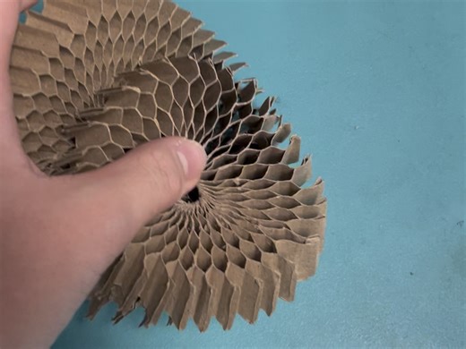 同桌用纸箱做的解压小玩具