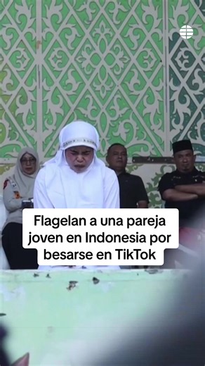 Flagelan a pareja en Aceh por besarse en TikTok