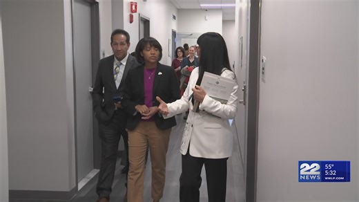 Secretary visits Springfield health center on staff shortage