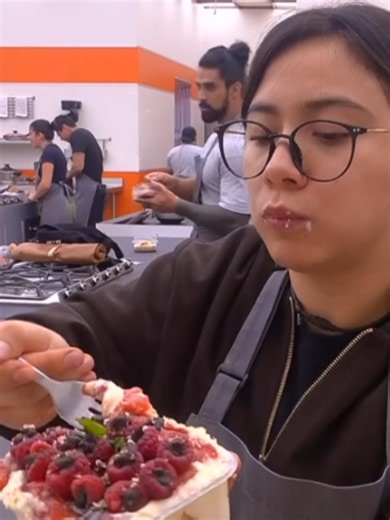 ¡Exquisito! Camila se derrite probando su tiramisú y le comparte a Ixdit. 🤤😍 #MasterChefMx 24/7, lunes a viernes 8:30 p.m. y domingos 8:00 p.m. por #AztecaUno. 📺⁣⁣ Acceso Total en #DisneyPlus. 📲