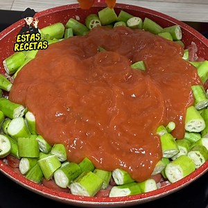 Okra como esta siempre querrás comer!! Fácil y delicioso!! Ingredientes: 300 gr de salchicha de pepperoni; 1 cebolla; 2 dientes de ajo; 300 g de okra; 350 gr de salsa de tomate; Sal; Pimienta negro; 250 ml de agua; perejil y cebollino; Ingredientes polenta: 1 taza de harina de maíz (harina de maíz); 200 gr de maíz verde; Sal; 1 cucharada de mantequilla; 2 dientes de ajo; 600 ml de agua caliente; | CNB Medios y Marketing