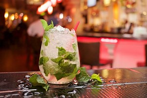 Siete cócteles sencillos (con y sin alcohol) para alegrar las celebraciones familiares