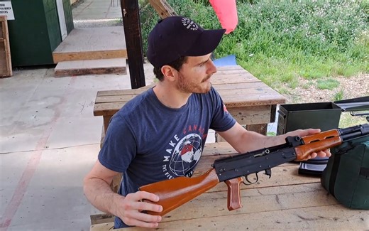 加拿大版的81式步枪靶场实弹射击