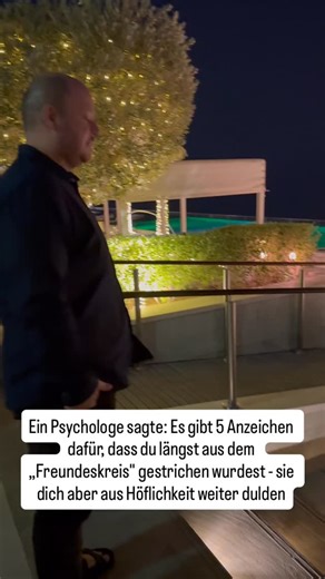 Samet on Instagram: "1️⃣ Pausen. Früher kam Antwort sofort, jetzt „vergessen» sie zu schreiben - außer когда etwas brauchen. Das ist keine Beschäftigung. Das ist Abstand. Schweigen ist eine höfliche Form des weggehens. 2️⃣ Das „Wir» ist verschwunden. Nur noch „du» ind «ich» Keine gemeinsamengst aus , Pläne, keine Erinnerungenskreis» gestrichen Wenn du dich unter „den eigenen» fremd fühlst - bist du schon fremdt 3️⃣ Die Gesprache wurden oberflachlich. Wetter, Serien, Smalltalk. Keine wichtigen Th