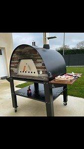 🍕 Envie d'une pizza parfaite à la maison ? 🔥 Avec notre four à bois, chaque pizza devient une œuvre d'art croustillante à l'extérieur et fondante à l'intérieur. En seulement quelques minutes, savourez la saveur authentique d'une cuisson au feu de bois, comme dans les meilleures pizzerias italiennes 🍕 🍕 Croûte dorée 🍅 Garniture juteuse 🔥 Cuisson parfaite à chaque fois ! Transformez vos soirées en véritables fêtes italiennes avec notre four à pizza. 🍕 #PizzaMaison #FouràBois #PizzaParfaite