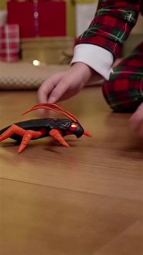 Remote control lizard toy! 🦎 Fun for kids! 🎮 #TikTokShopBlackFriday#TikTokShopCyberMonday#spotlightfinds#RCAnimalToys#CrawlingFrogFun