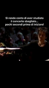 🎶✨ Mozart – Concerto per pianoforte n. 20 in re minore, K. 466 Maria João Pires & Riccardo Chailly | Royal Concertgebouw 🎹🎻 • Questo è uno dei momenti più sorprendenti mai registrati su un palcoscenico. La pianista è entrata in scena pronta per suonare il Concerto n. 21. Ma pochi secondi prima dell’ingresso del pianoforte si accorge che l’orchestra ha iniziato il Concerto n. 20, un’opera completamente diversa che non aveva preparato per quella sera. Il panico sul suo volto è reale. • Al centr