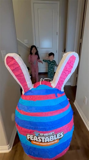 MrBeast Piñata vs Hungry FAM, who will win?? #hungryFAM #feastables #mrbeast | Hungry FAM