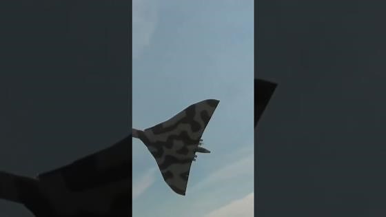 Amazing Vulcan XH558 Beachy Head Flyby