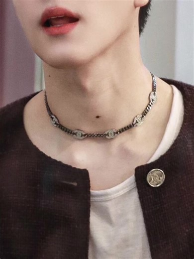 Attractive Moles on the Neck: Unique Beauty Features