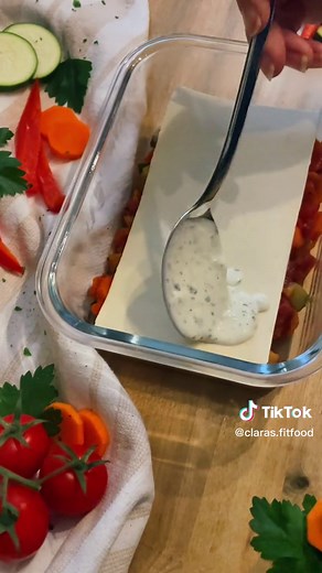 Gemüselasagne 🥕🌶️ Heute gibt es wieder ein Rezept welches super als Mealprep geeignet ist. Etwas aufwändiger aber mega lecker, super sättigend & sogar vegetarisch 🥰🥕 Und mal wieder ist dieses Rezept aus einer Resteverwertung von allem was ich noch so finden konnte entstanden 😍 Ihr könnt das Gemüse also auch einfach austauschen wie ihr mögt ☺️ Zutaten für 2 Portionen 80 g Zucchini 80 g Karotte 60 g Staudensellerie 20 g Knollensellerie 100 g rote Paprika 400 g stückige Tomaten 4 Lasagneplatte