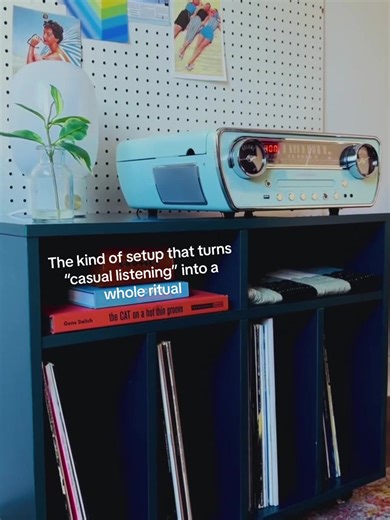 The compact design of our Carlo media stand fits your dorm, bedroom, or apartment. Paired with Powel, a multi-format vibe machine, you’ve got a 7-in-1 radio that plays Bluetooth, CDs, and vinyl. ⚡️ 💿 🎶
