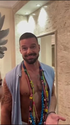 RickyMartinFanBrasil🇧🇷 on Instagram: "Repost @carasbrasil EXCLUSIVO | No Copacabana Palace, Ricky Martin (@ricky_martin) deixa um "Oi, hi" para os seguidores da CARAS Brasil. 📽 @liberadojunior . #rickymartin #ricky_martin #carnavalrio2026 #rickymartinfanbrasil #boricua"
