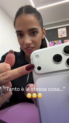 New Martina on Instagram: "“Ma che fa… tanto è la stessa cosa!?” CHE ORRORE!!! 🤮🤮🤮 La cliente ha speso 20€ per farsi applicare questa cosa sul suo nuovo iPhone in un negozio “specializzato”. Vi racconto questo solo per farvi capire la situazione… 😩 Da New Martina, con gli stessi 20€, puoi applicare una pellicola policarbonato opaca, elegante, quasi invisibile, perfetta per proteggere il tuo iPhone da urti e graffi. ✨ Questo è un lavoro fatto con amore, passione e rispetto verso tutte le pers