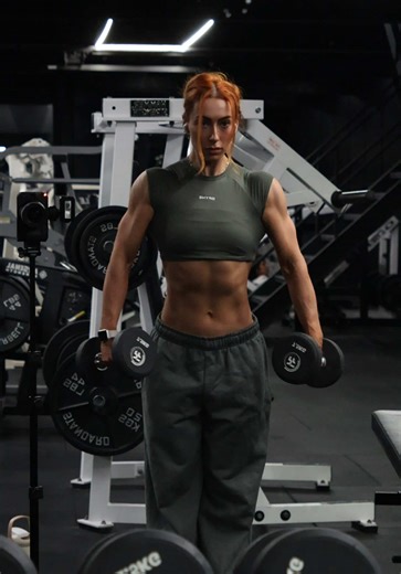 your sign to spam lateral raises 🫡 @DFYNE code: ARI (defy short sleeve longline top in clover & men’s recharge joggers in forest) #lateralraises #shoulders #delts #gym #gymgirl