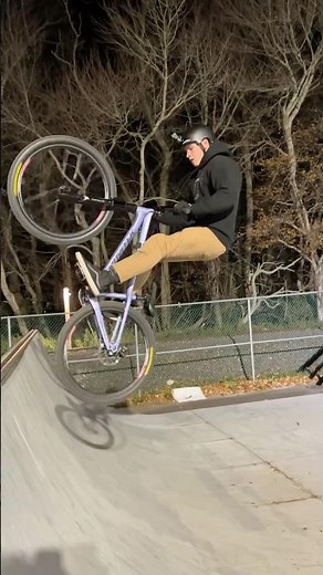 Fakie tailwhip on the dirt jumper