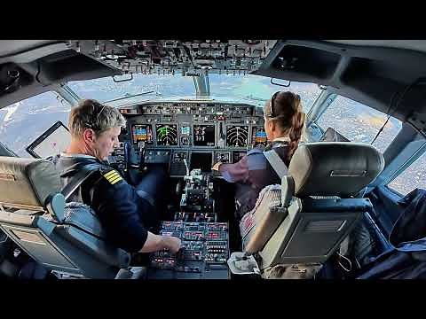 PILOT EYE VIEW - Boeing 737 Crosswind Landing | Real-Time Pilot Decisions