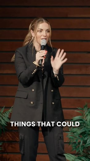 If I had to give you ONE tip that could elevate your feedback game tremendously, this is it ✨ Addressing feedback within 24 hours (or close to it) . . . - Prevents small issues from becoming big ones - Ensures people know where the stand with you. They’ll never question if there’s something you are thinking and not sharing, and they’ll feel safer and more secure - Builds consistency in your leadership, and therefore, trust - Guarantees you’ll never have a performance review where you are sharing