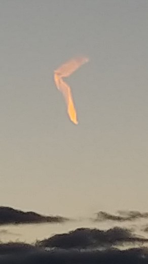Sometimes, we see things in the sky that don't make sense. What fly's left, looking like firey clouds and then a sharp down to a dead stop?.... #ufo ? #solarflares ? #wearenotalone ? #alien ? #weatherballoon ? #satellite ? #cap-pele #newbrunswick #canada 📷: 5:33 pm, Cap-pele New Brunswick Canada | Jerry Cormier